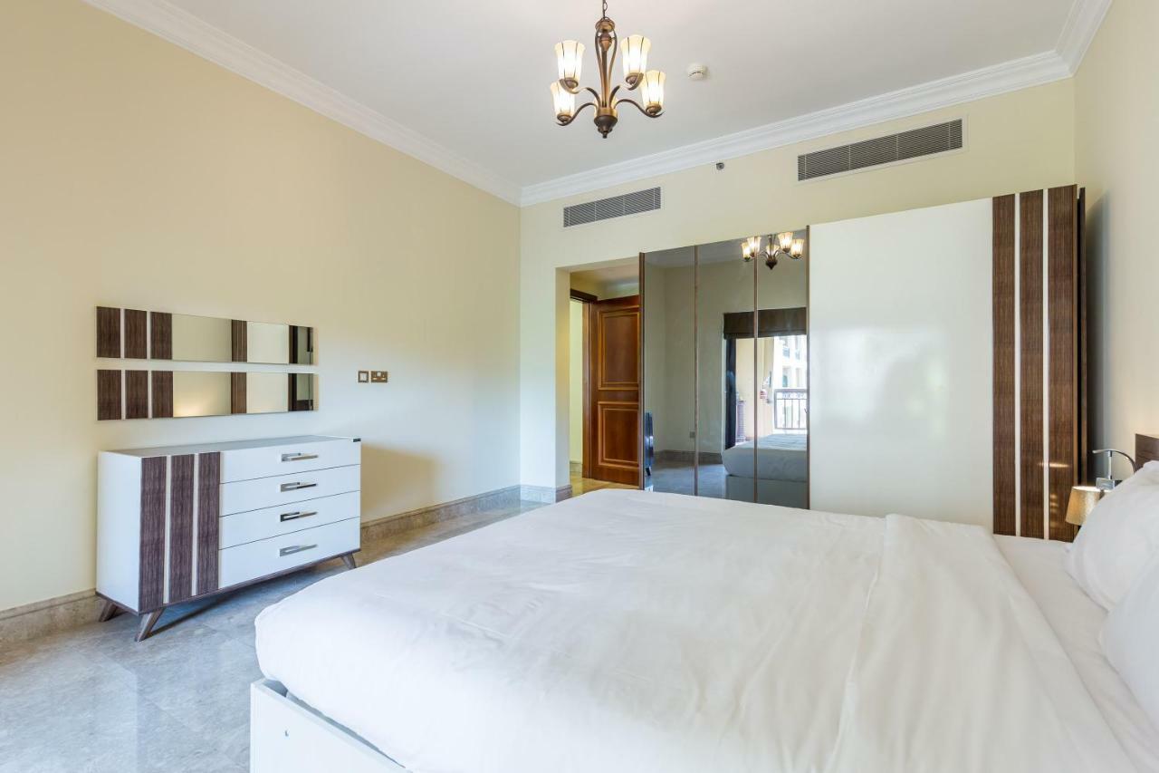 Beachfront Two Bedrooms On Palm Jumeirah By Deluxe Holiday Homes Dubai Exteriör bild
