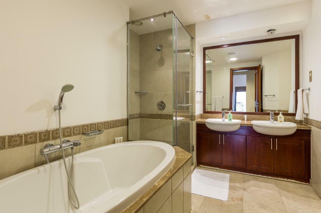 Beachfront Two Bedrooms On Palm Jumeirah By Deluxe Holiday Homes Dubai Exteriör bild