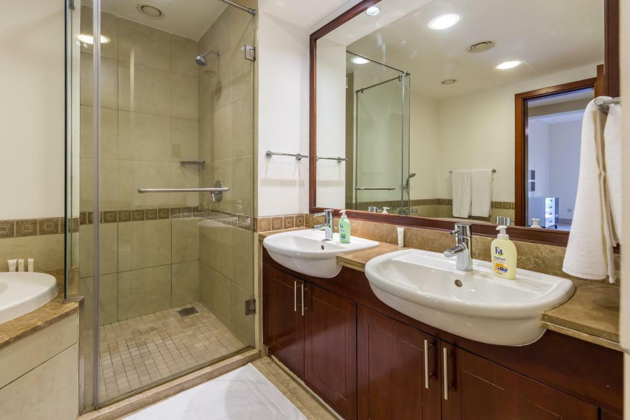 Beachfront Two Bedrooms On Palm Jumeirah By Deluxe Holiday Homes Dubai Exteriör bild